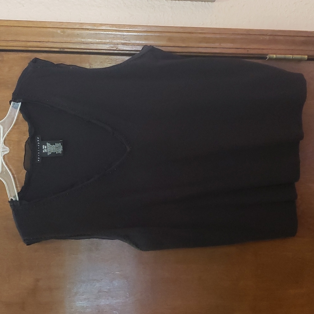 Black Apostrophe XL beautiful Sleeveless  sweater top w/ruffle accent